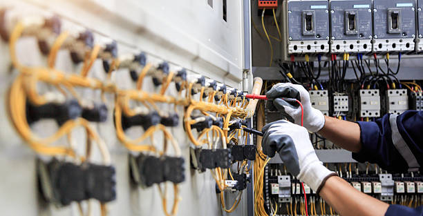 Professional Electrician technician working in Louisiana, MO
